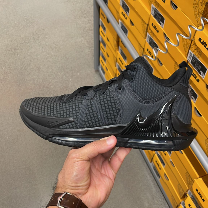 LeBron Witness 7 Black