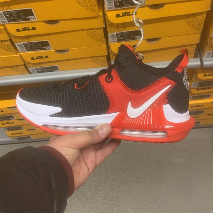 LeBron Witness 7 Black / Red