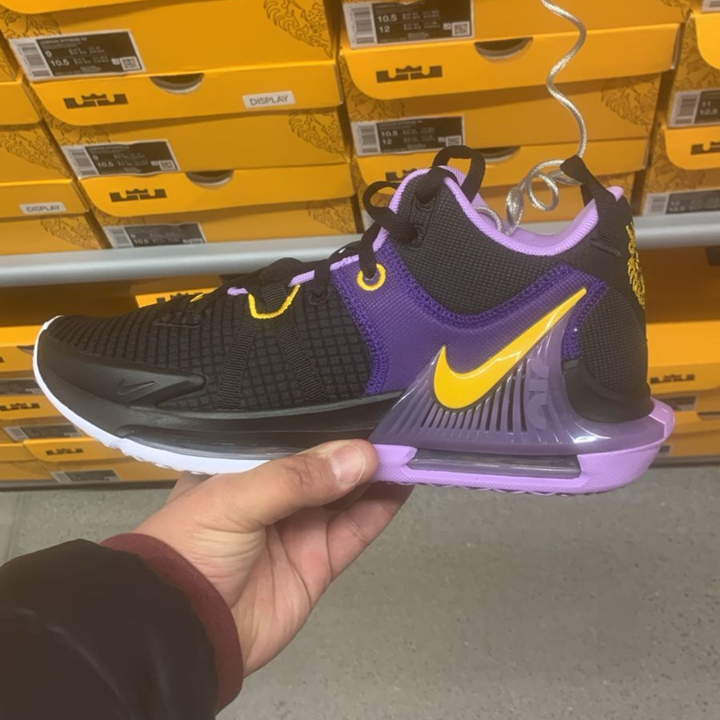 LeBron Witness 7 Black / Purple